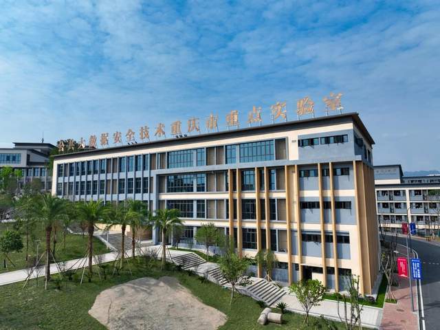 登頂?shù)谝唬撝貞c移通學(xué)院如何成為西部地區(qū)IT人才培養(yǎng)新標(biāo)桿